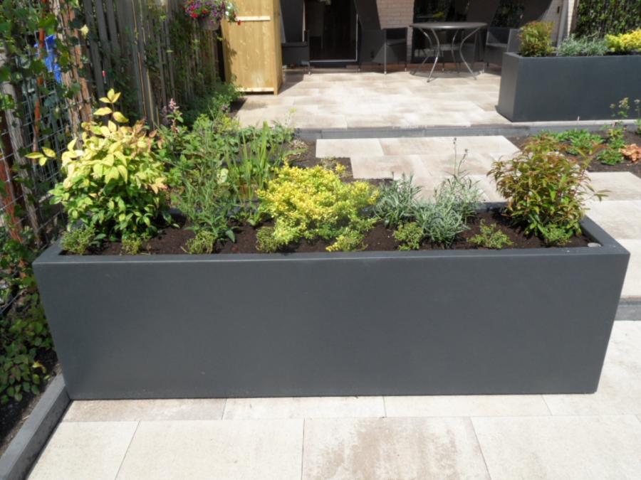 06 Tuinaanleg plantenbak verspringt