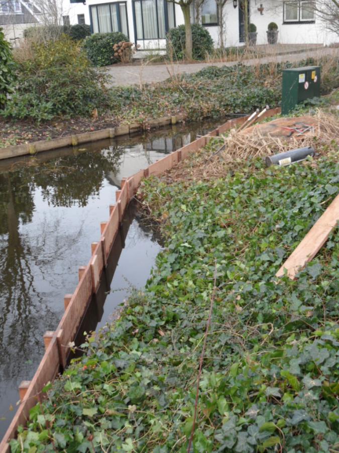 06 Tuinaanleg beschoeiing FSC hardhout vraagt weinig onderhoud