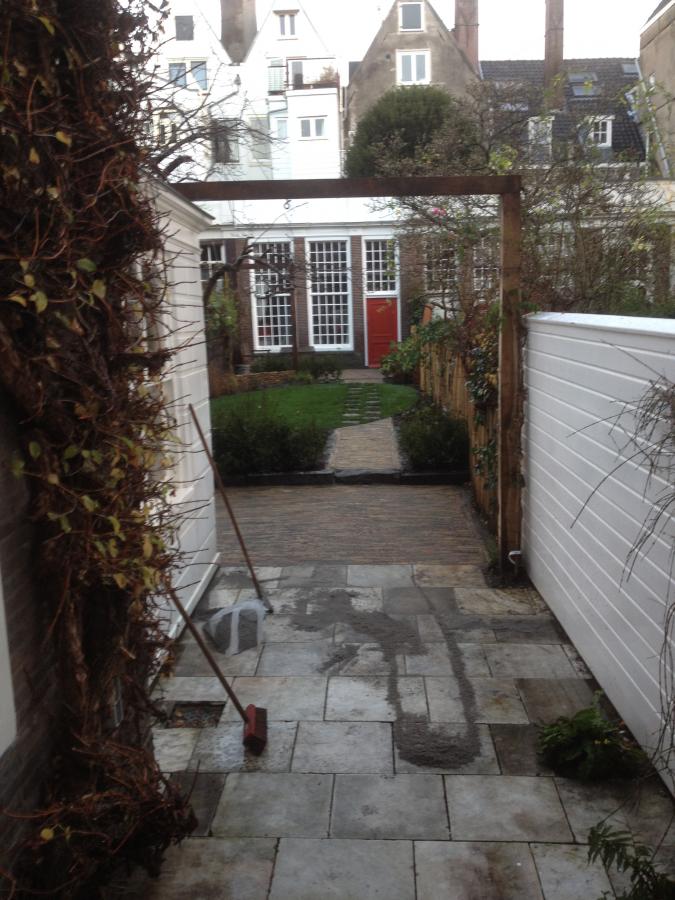 01 Achtertuin aangelegd bij grachtenpand in Amsterdam
